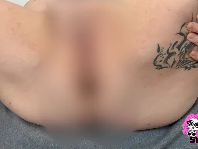 Blitzorgasmus mit Plug im Arsch (Nahaufnahme) - Abby-Strange
