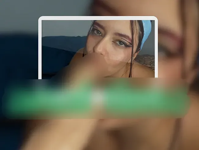 a double penetration and vibrations from another world to cum a lot - AishaDavies