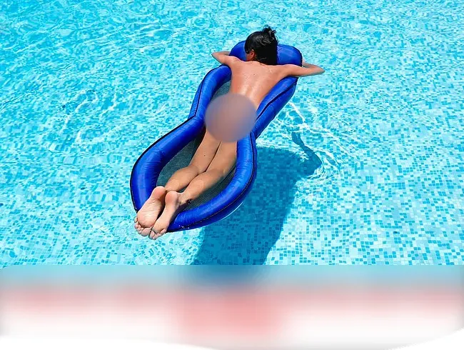 PUBLIK! GEILER ARSCHFICK MITTEN IM POOL - Alexalexandria Anal Video