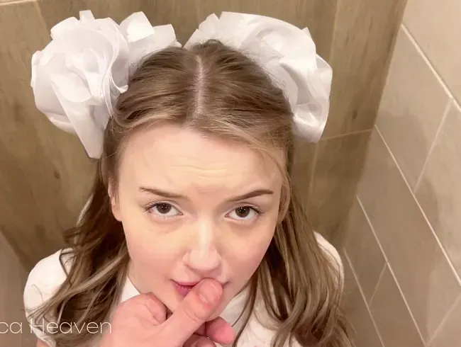 Der Stiefvater fand das Mädchen auf der Toilette, pisste ihr in den Mund und fickte sie in den Arsch. - AngelicaHeaven