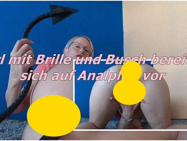 Girl mit Brille und Busch bereitet sich auf Analplug vor - blondehexe Anal Video