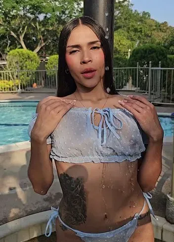 Dieses süße Mädchen möchte mit Wasser spielen - ChloeMaccoy Anal Video