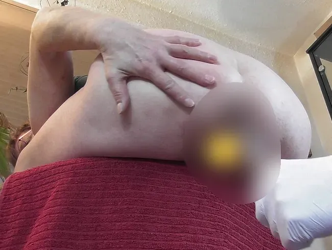 Arschfotze penetriert, mein lieber Nachbar war mir sehr behilflich... - Crazy-Carmen Anal Video