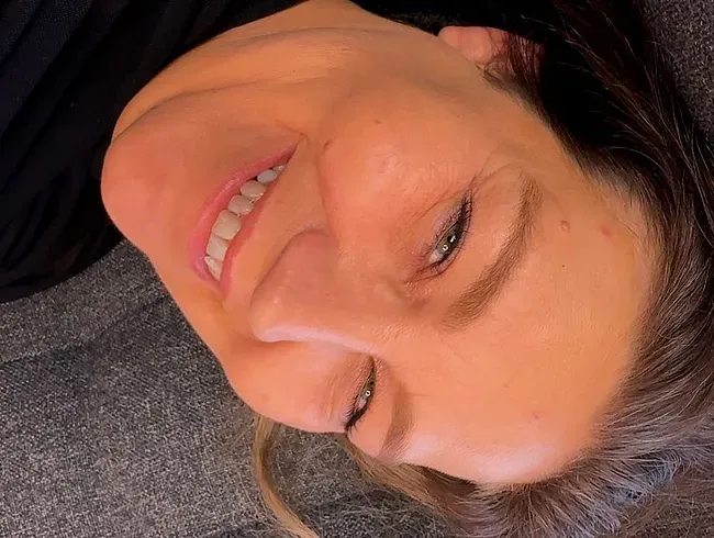 Dreifache Penetration mit 5 Orgasmen macht mich so fertig, dass ich kaum noch sprechen kann! - DaddysLuder Anal Video