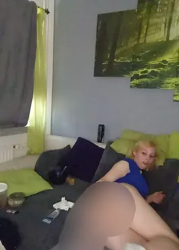 Schau zu wie ich mir einen 40 cm Dildo anal einführen - DarkShadow0405