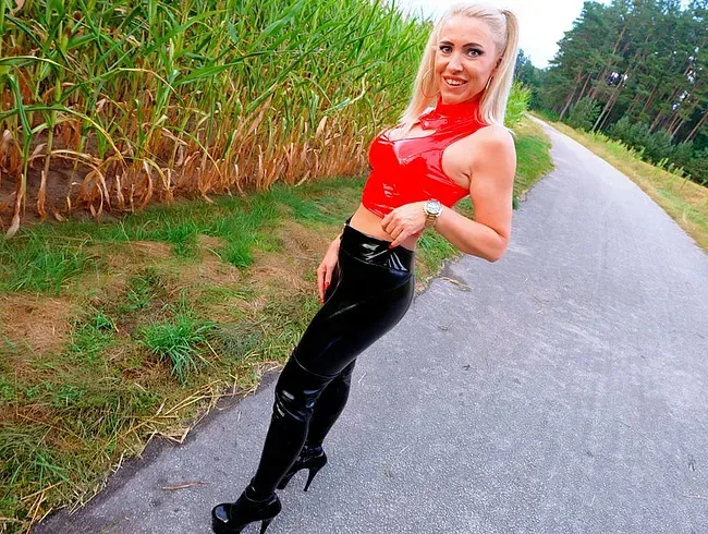 AUSGESETZT und ABGEFICKT | Verhurte LACKSCHLAMPE hält JEDEM seine LÖCHER BLANK hin...! 3LOCH FICK - Daynia Anal Video