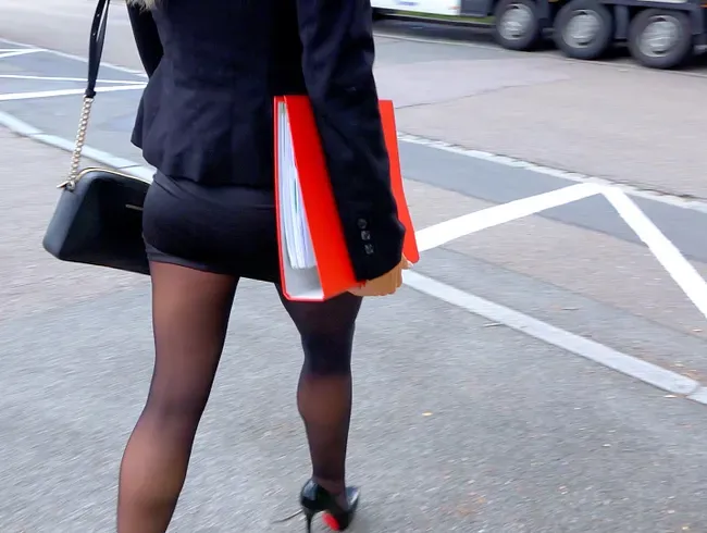 PERVERSE AO Büroschlampe PUBLIC in ALLE LÖCHER gefickt | DRECKIG vor dem PRAKTIKANTEN abgepisst... - Daynia Anal Video