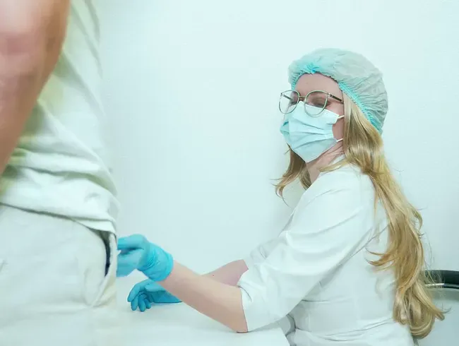 Strenge Untersuchung beim Arzt mit den blauen Handschuhen: Nur Prostata-Massage, keine Berührung während des Samenergusses - EvaGrant Anal Video