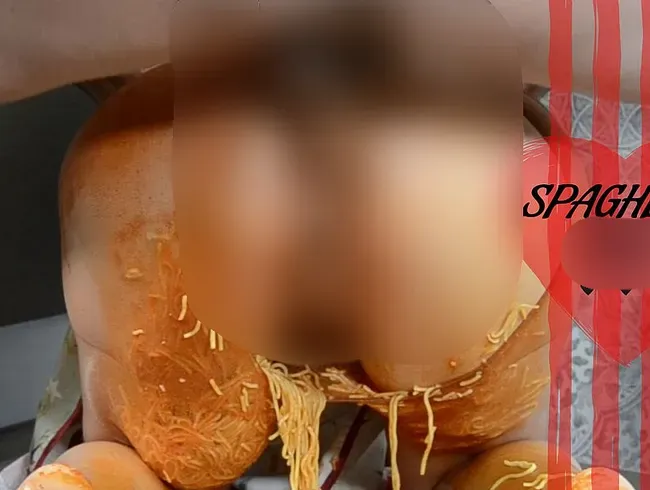 Chaotische Spaghetti-Schlampe: Höschen vollgestopft und in den Arsch gefickt - FetishExplorers Anal Video