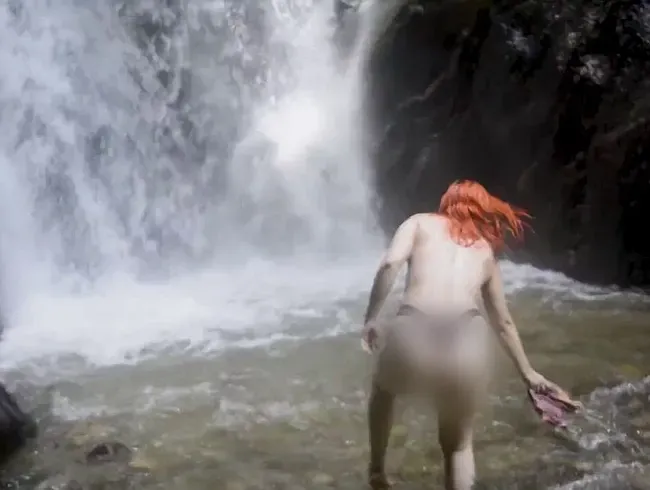 Sie zieht sich am Wasserfall im Freien aus - JadeSmith Anal Video