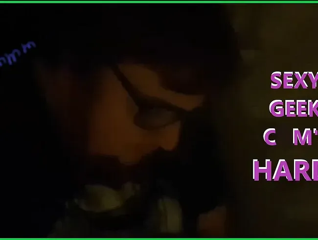 Schauen Sie sich meine SEXY Streberseite an, wie ich eine Brille trage und langsam meinen Sweet Spot reibe. - jaxharvey86