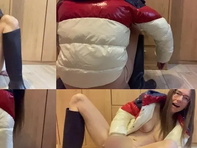 Dildo anal in Jacke und Gummireitstiefeln (Wunschvideo) - KarinaHH Anal Video