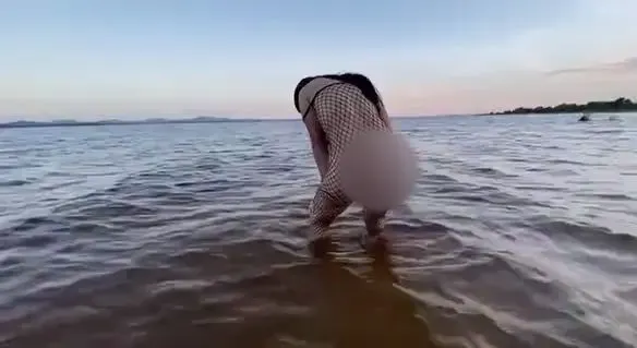 Fantasieren über Pinkeln im Wasser - Kourchase Anal Video