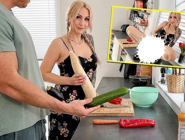Perverse Gemüsespiele mit dem notgeilen Nachbarn und plötzlich klingelte seine Ehefrau! - Lisa_Sophie Anal Video