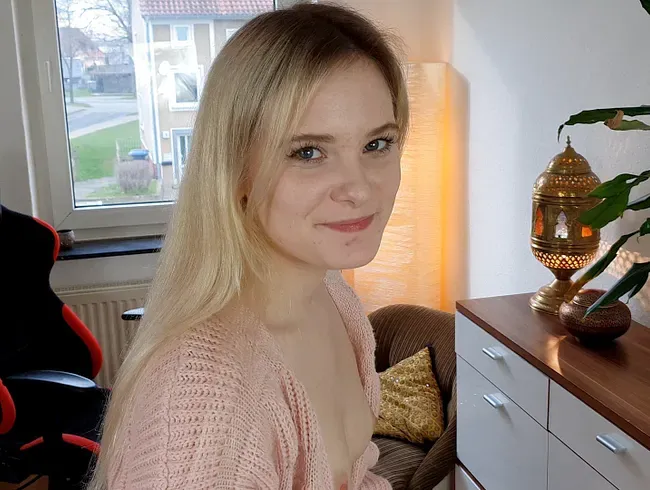 Teenie lässt sich den Arsch aufreißen für Reizwäsche !! - LovlyLuna Anal Video