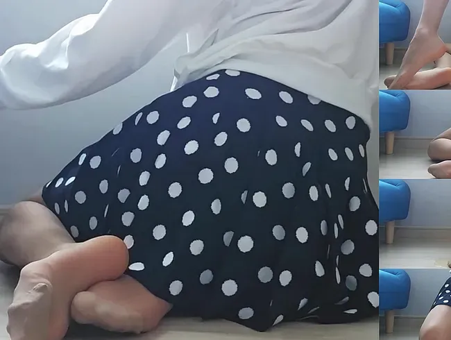 Femboy in Nylon und Rock gönnt sich mit einem Dildo, pisst und spielt anschließend mit der Pisse. - m3m7 Anal Video
