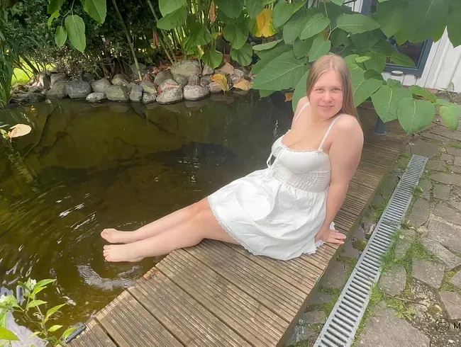 Ein geiler Blowjob am Teich endet mit Analsex und einem Creampie - Maja-Meer