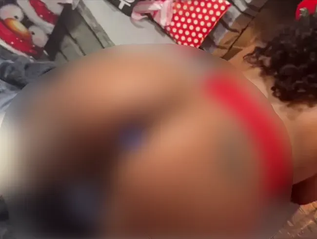 Ich habe einen Analplug in meinem Hintern. Kannst du mir bitte helfen, ihn rauszuziehen? - Melissa_24 Anal Video