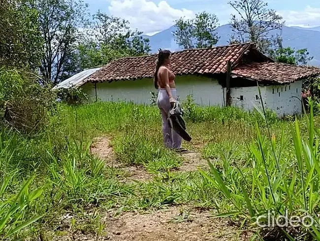 fickt beide Löcher in einem verlassenen Haus - MelissaPorter Anal Video