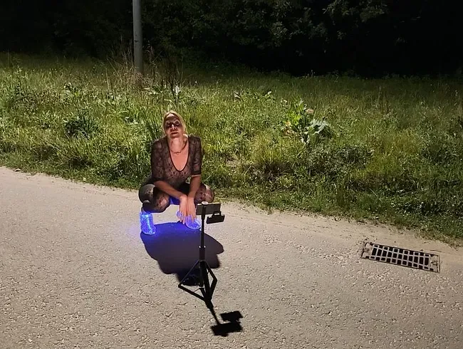 Er folgt mir !! Krasser gehts nicht!! Fremder Trucker fickt mich mitten auf der Strasse !! - Miley-Weasel Anal Video
