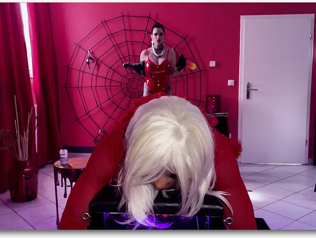 Goettin bohrt Sissy Arsch mit XXL DICKER STRAPON - MissAlessaMilano Anal Video