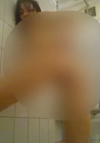 Geiles Analtraining unter der Dusche mit einem Dildo - MSandra43