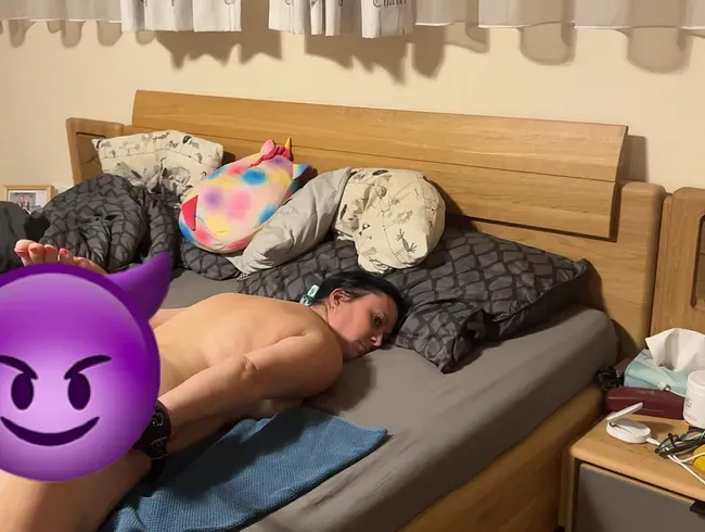 Fixiert im Bett und einfach benutzt worden mit Plug im Arsch und Strapon TEIL1 - Steirer-Paar Anal Video