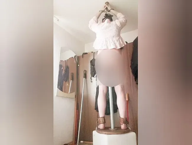 Auf der Stange fixiert - Strapsensklave Anal Video