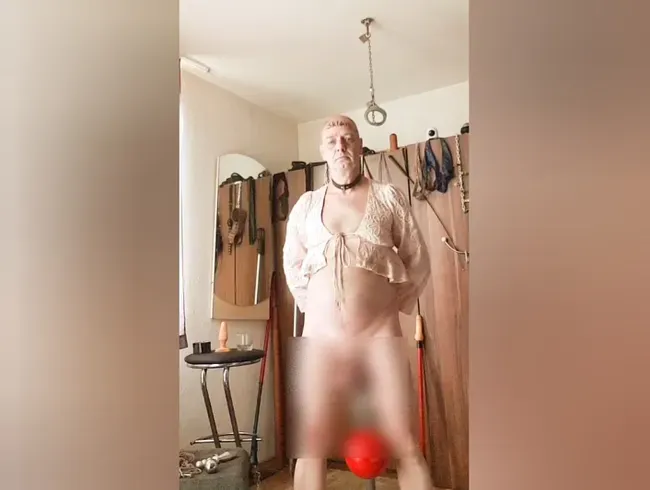 LIVE in Handschellen auf dem Dildo auf der Stange Reiten und die Euer dabei mit Gewicht behangen - Strapsensklave