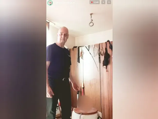 Mal kurz den Dildo benutzen - Strapsensklave