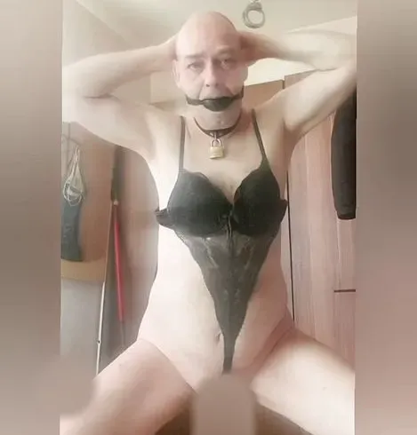 Wenn der Sklave mit Gewichten - Strapsensklave