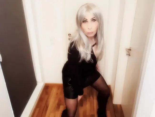 Deine heiße Stiefmutter spielt mit ihrem Spielzeug - TsDanielaStarr Anal Video